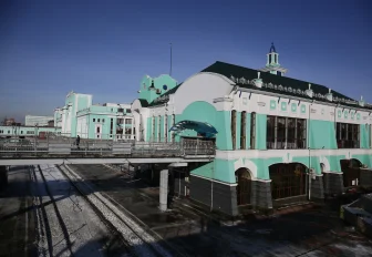 Зажигательный концерт на вокзале Новосибирска устроили артисты ДКЖ