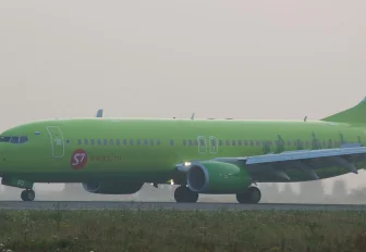 S7 Airlines разрешила стюардессам носить стильные кроссовки на борту