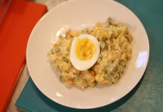 Как пережить новогоднее застолье без тяжести в животе: советы диетолога