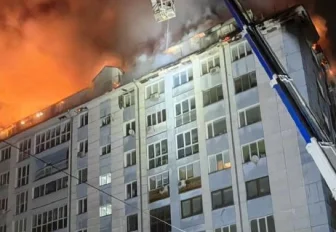 Ночью загорелась мансарда жилого дома в центре Новосибирска