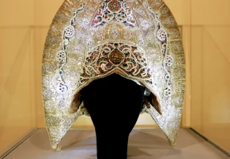 С узорами и жемчугом: аутентичные русские наряды собрали в краеведческом