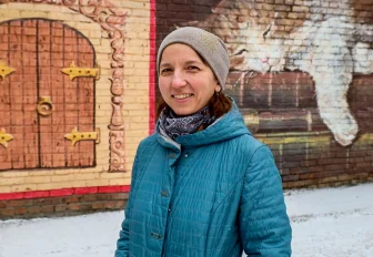 Волшебный стрит-арт: новосибирская художница украшает город сказками