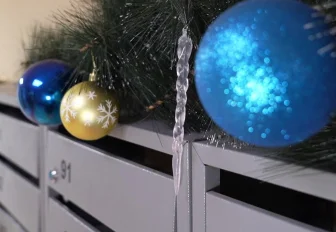 Мишура, ёлки и даже камин: как украшают подъезды в Матрёшкином дворе