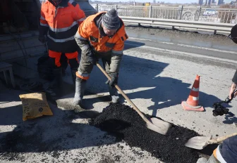 Возникшие после зимы выбоины латают на Октябрьском мосту в Новосибирске