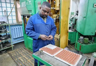 Камерунец побывал в зоне СВО и устроился на новосибирский завод