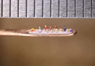 Микроскопические дымковские игрушки смастерил новосибирец