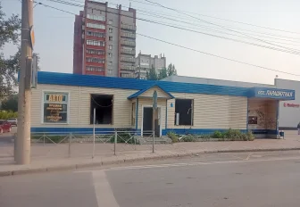Большой павильон разрушили на углу Титова и Связистов в Новосибирске