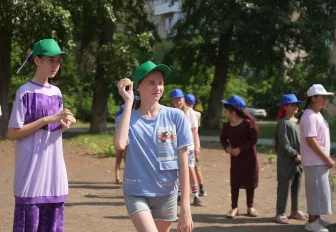 Весёлые эстафеты с обручем и водой устроили для ребят из семей бойцов СВО