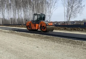 На дороге к микрорайону «Клюквенный» начали укладывать пробный асфальт