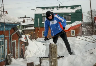 «Гвозди» в помощь: трудотряды гребут снег в частном секторе Первомайки