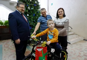 Подарки от полпреда Серышева передали ещё двоим детям из Сибири