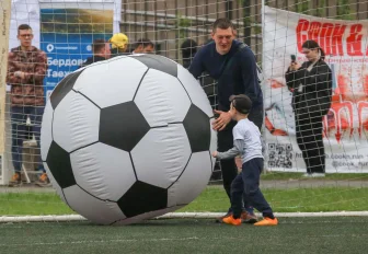«Мы и не знали о способностях папы»: сотни семей сыграли в футбол
