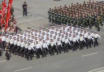 Новосибирск отметил День Победы военным парадом: праздничный фоторепортаж