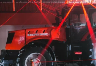 Минский трактор «Беларус» загнали в учебную лабораторию НГАУ