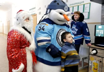 Новогодний автобус со Снеговиком объехал детские больницы Новосибирска