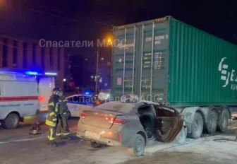 Смертельное ДТП на Сухарной: легковушка влетела под контейнеровоз (18+)