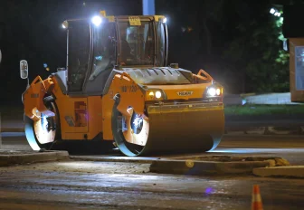 Просевшие за зиму дороги начали ремонтировать по гарантии в Новосибирске