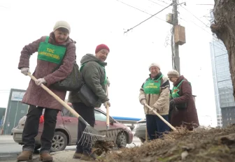 Весенние хлопоты: как Новосибирск борется с грязью и паводком