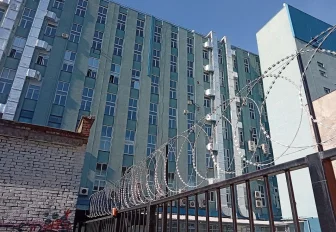 Колючей проволокой огородили здание Ростелекома в центре Новосибирска