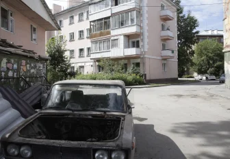 Около 100 брошенных авто эвакуировали на спецстоянку в Первомайке