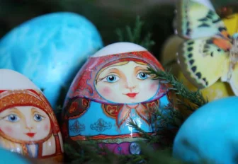 Писанки, крапанки и драпанки: семь способов покрасить яйца на Пасху