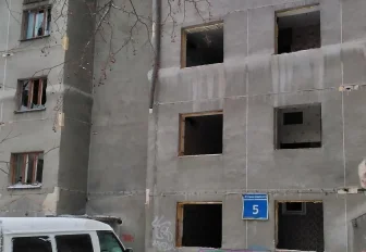 Расселённую четырёхэтажку у Монумента Славы готовят к сносу