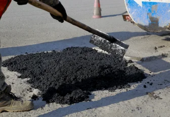 Автобусы пустили в объезд проблемного участка дороги на Оловозаводской