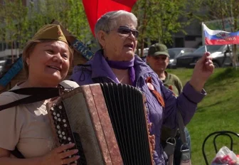 Активисты ТОС устроили для соседей Бессмертный полк и спели «Катюшу»