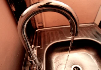 Чем опасны вода из крана и голые щиколотки — ответ новосибирского уролога