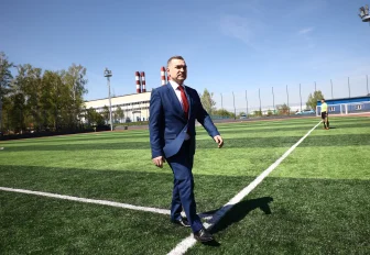 Мэр Кудрявцев ударом по мячу открыл футбольный стадион в Новосибирске