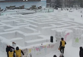 Попробуй выбраться: снежный лабиринт соорудили в Новосибирском зоопарке