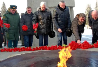 Мэр Новосибирска и губернатор возложили цветы к Вечному огню 23 февраля