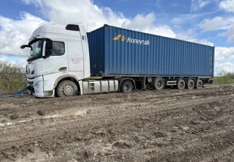 Грузовикам запретили ездить по размытой паводком дороге под Новосибирском