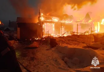 Утренний пожар уничтожил деревянный двухэтажный дом под Новосибирском