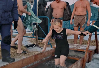 Стоит ли детям участвовать в крещенских купаниях — мнение педиатра