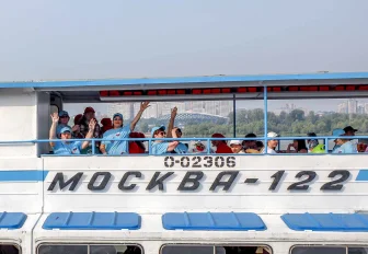 Экотеплоход с волонтёрами отправился для уборки на остров Кораблик