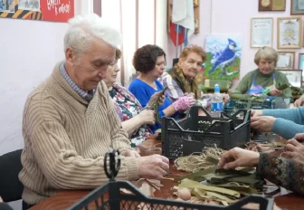 Больше 700 маскировочных сетей сплели за год активисты из Дзержинки