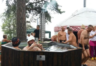Фестиваль «Добрый пар» объединил новосибирских любителей бани: видео