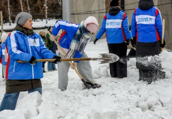 «Снежный десант» расчистил от снега и наледи Монумент Славы