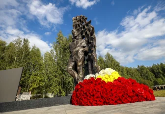 В Новосибирске открыли трёхметровый памятник миллионеру Славе Шарку: фото