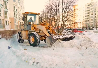 Погода не собьёт график: с дорог в Родниках убирают снежные кучи