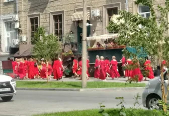 Сотни женщин в красных платьях прошли колонной по Новосибирску