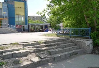 «Город без окраин»: опасную лестницу отремонтируют у остановки на Шлюзе