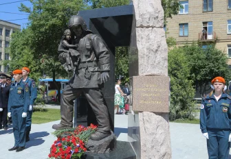 Бетонными плитами замостят дорожки в сквере Спасателей в Новосибирске