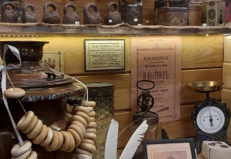 Рюмочка «Муха» и чайные ларцы: контора Будагова обновила экспозицию