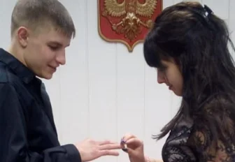 Невеста пришла в чёрном платье на свадьбу с женихом из колонии