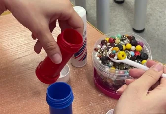 Мастер-класс по созданию шумовых коробочек провели в центре «Заря»