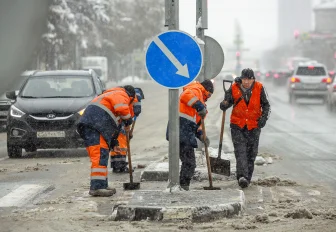 Мэр Кудряцев сообщил о продлении смен дорожников из-за мокрого снега
