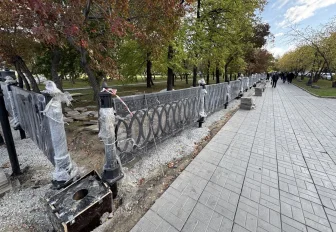 Чугунный забор вернули Театральному скверу в центре Новосибирска