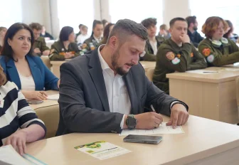 Вице-мэр Останин написал аграрный диктант со студентами